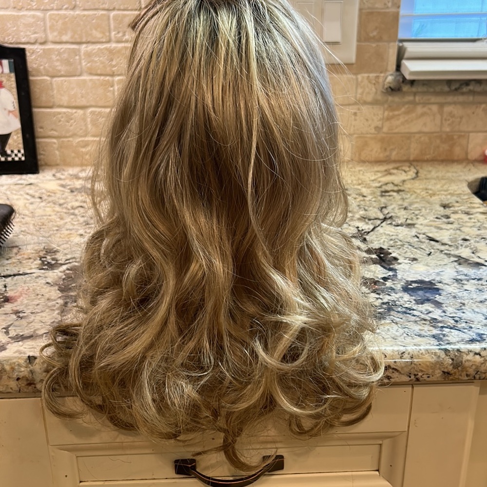 Ash blonde with dark roots - Picture 6 of 8